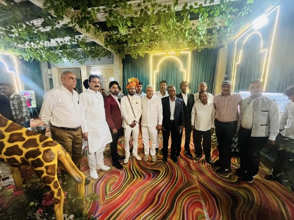 श्री साँवरमल ज़ी देवड़ा श्रीडूंगरगढ़ के घर शुभ वैवाहिक उत्सव में स्नेहीजनों के संग आत्मीय मुलाक़ात हुई । देवड़ा परिवार को हार्दिक बधाई एंव शुभकामनाएं । #श्रीडूंगरगढ़