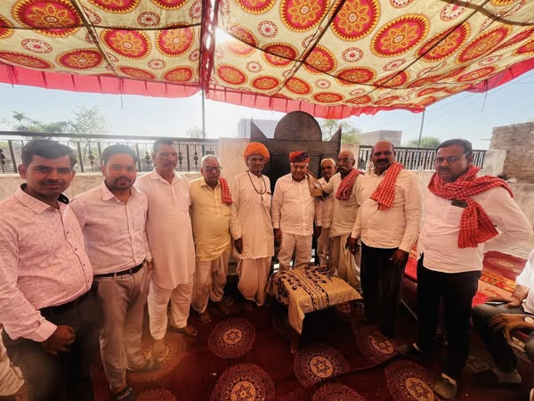बिग्गा में श्री डालूराम जी भंवरलाल जी तावणीयाँ के घर गणगौर उद्यापन समारोह में शामिल होकर स्नेहीजनों से आत्मीय मुलाक़ात हुई । आप सभी का स्नेह और आशीर्वाद ही मेरी पूँजी है । #हार्दिक_शुभकामनाएँ #बिग्गा #श्रीडूंगरगढ़ #MLA #tarachandsaraswat