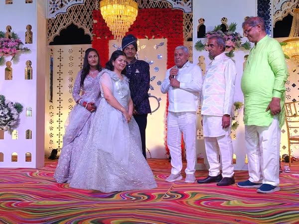#हार्दिक_शुभकामनाएँ श्री डूंगरगढ़ में श्री राजमल जी विजयराज़ जी डागा के घर वैवाहिक समारोह में शामिल होकर शुभकामनाएँ दी। श्री डूंगरगढ़ के डागा में परिवार द्वारा मिलें मान-सम्मान के लिए हार्दिक आभार। #श्रीडूंगरगढ़