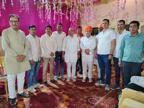 #हार्दिक_शुभकामनाएँ लिखमादेसर में श्री कुम्भाराम जी सिद्ध के परिवारिक शादी समारोह में शामिल होकर शुभकामनाएँ दी। लिखमादेसर में सिद्ध परिवार द्वारा मिलें मान-सम्मान के लिए हार्दिक आभार। #लिखमादेसर #श्रीडूंगरगढ़