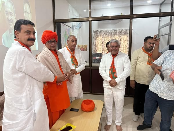 आज श्री डूंगरगढ़ भाजपा कार्यालय में वक्फ सुधार जन जागरण अभियान का आयोजन किया गया। जिसमें मुख्य अतिथि सीकर लोकसभा से पूर्व सांसद स्वामी सुमेधानंद सरस्वती, श्री विश्वकर्मा विकास कौशल बोर्ड के अध्यक्ष श्री रामगोपाल सुथार, ओबीसी मोर्चा बीकानेर देहात जिलाध्यक्ष श्री विनोद गिरी गोस्वामी, अभियान के संयोजक श्री कुंभाराम सिद्ध ने वक्फ बिल संशोधन को लेकर आमजन को जागरूक कर सभा को संबोधित किया इस दौरान अल्पसंख्यक मोर्चा के पदाधिकारी,जिला पदाधिकारी,पार्षद, मंडल अध्यक्ष,भाजपा कार्यकर्ता सहित आमजन मौजूद रहे । Swami Sumedhanand Saraswati