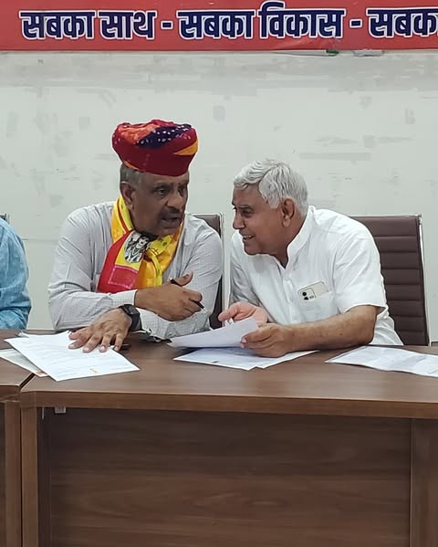 भाजपा संभाग कार्यालय,बीकानेर में देश की वर्तमान परिस्थितियों में अब तक राज्य सरकार की ओर से की गई तैयारियों व सरकार के दिशानिर्देशों की पालना के संदर्भ में आयोजित बैठक में सहभागिता की। इस अवसर चिकित्सा मंत्री व जिला प्रभारी मंत्री श्री गजेंद्रसिंह जी खींवसर का मार्गदर्शन मिला तथा खाजूवाला विधायक डॉ विश्वनाथ जी मेघवाल,बीकानेर (पश्चिम) विधायक श्री जेठानंद जी व्यास,बीकानेर (पूर्व) विधायक सुश्री सिद्धिकुमारी जी, भाजपा देहात अध्यक्ष श्री श्याम जी पंचारिया,शहर अध्यक्ष सुमन जी छाजेड़ सहित भाजपा पदाधिकारी, कार्यकर्तागण उपस्थित रहे। Bhajanlal Sharma BJP Rajasthan Bharatiya Janata Party (BJP) CMO Rajasthan Madan Rathore Gajendra Singh Khimsar