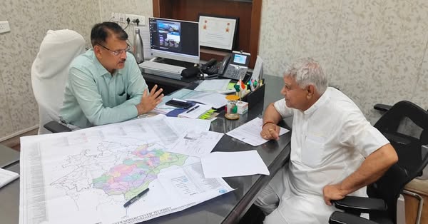 श्रीडूंगरगढ़ में जल संकट के मुद्दे पर जन स्वास्थ्य अभियांत्रिकी मंत्री श्रीकन्हैयालाल जी चौधरी, मुख्य सचिव जल विभाग श्रीभास्कर. ए. सावंत तथा अतिरिक्त मुख्य सचिव श्रीअभय कुमार से की मुलाकात जल्द होगा पानी की समस्या का निदान श्रीडूंगरगढ़ क्षेत्र में बढ़ते जल संकट और पेयजल आपूर्ति की समस्याओं को लेकर राजस्थान सरकार के जन स्वास्थ्य अभियांत्रिकी विभाग के मंत्री श्री कन्हैयालाल जी चौधरी,मुख्यसचिव जल विभाग श्री भास्कर ए सावंत तथा अतिरिक्त मुख्यसचिव जल विभाग श्री अभय कुमार से जयपुर में शिष्टाचार मुलाकात की। इस दौरान क्षेत्र में व्याप्त पेयजल संकट, पाइपलाइन विस्तार, नलकूपों की मरम्मत, और नई जल परियोजनाओं की मांगों से मंत्री महोदय व अधिकारियों को अवगत कराया। गर्मी के मौसम में श्रीडूंगरगढ़ विधानसभा क्षेत्र के ग्रामीण और शहरी इलाकों में लोगों को पेयजल की भारी समस्या का सामना करना पड़ रहा है। मंत्री श्री कन्हैयालाल जी चौधरी ने बातों को गंभीरता से सुना और जल्द ही जलापूर्ति व्यवस्था को बेहतर करने के लिए विभागीय अधिकारियों को आवश्यक निर्देश देने का आश्वासन दिया। उन्होंने कहा कि राज्य सरकार जन हित में जल संसाधनों के समुचित उपयोग और वितरण के लिए प्रतिबद्ध है अधिकारियों ने आश्वस्त किया कि विभागीय स्तर पर आवश्यक कार्यवाही शीघ्र शुरू की जाएगी और क्षेत्रवासियों को जल्द राहत मिलेगी। क्षेत्र की जनता को स्वच्छ एवं पर्याप्त जल उपलब्ध कराना प्राथमिकता है और इसके लिए लगातार प्रयासरत हैं। Kanhaiya Lal Choudhary BJP Rajasthan Bharatiya Janata Party (BJP) Bhajanlal Sharma CMO Rajasthan Madan Rathore DIPR, Department of Information & Public Relations, Rajasthan @