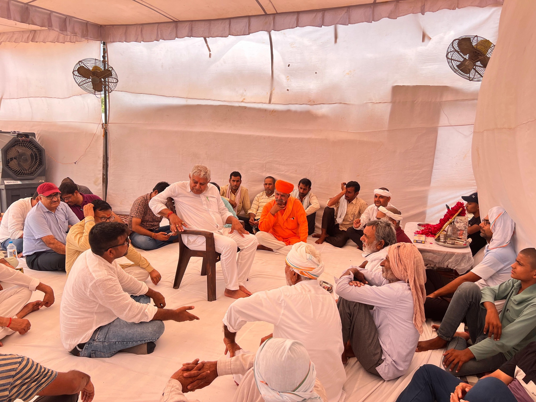 📍टेऊ (सुडसर) सोशल मीडिया के सक्रिय कार्यकर्ता  श्री रेंवत सैन  के चाचाजी स्व. भगवानाराम नाई जी के आकस्मिक निधन पर शोक व्यक्त करते हुए श्रद्धा सुमन अर्पित किए गए तथा शोक संतप्त परिजनों को ढांढस बंधाया।
ईश्वर दिवंगत आत्मा को  शांति प्रदान करें एवं परिवार को इस दुःख की घड़ी में संबल दे। 🙏
#टेऊ #सूडसर