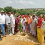 "एक पेड़ मां के नाम" "हरियालो राजस्थान" अभियान!! क्षेत्र के हनुमान धोरा और कालूवास क्षेत्र में सघन वृक्षारोपण अभियान में सहभागिता की। सैकड़ों महिलाओं, बच्चों व मोहल्लेवासियों ने वृक्षारोपण कर पर्यावरण संरक्षण का संकल्प लिया। कार्यक्रम में आपणो गांव सेवा समिति की ओर से मिले मानसम्मान के लिए हृदय से आभार । इस अवसर पर भाजपा पदाधिकारी,कार्यकर्ता, प्रशासनिक अधिकारी,जनप्रतिनिधि सहित आमजन उपस्थित रहे। #वृक्षारोपण Narendra Modi Bhajanlal Sharma Bharatiya Janata Party (BJP) BJP Rajasthan CMO Rajasthan Madan Rathore DIPR, Department of Information & Public Relations, Rajasthan