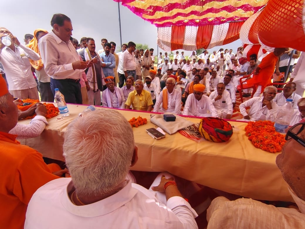 विकास की दिशा में एक और सशक्त कदम!!
33/11 केवी जीएसएस, हेमासर फांटा, बेनीसर का भव्य शिलान्यास सम्पन्न किया।
क्षेत्र की बहुप्रतीक्षित विकास योजनाओं में यह परियोजना एक मील का पत्थर सिद्ध होगी।
इस अवसर पर भाजपा के पदाधिकारी,कार्यकर्ता व ग्रामीणजन उपस्थित रहे।
इस विशेष अवसर पर उपस्थित रहकर भव्य स्वागत करने वाले सभी क्षेत्रवासियों का हृदय से आभार।
आपका यही सहयोग क्षेत्र के सतत विकास की प्रेरणा है।
#आपणों_अग्रणी_श्रीडूंगरगढ़
#विकास_की_रफ्तार
Bhajanlal Sharma Heeralal Nagar BJP Rajasthan CMO Rajasthan DIPR, Department of Information & Public Relations, Rajasthan
