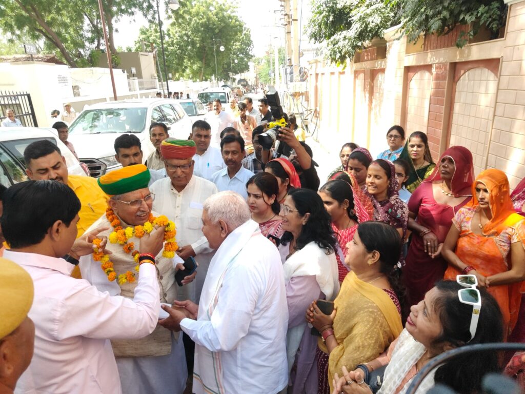 📍बीकानेर | Khadi Mahotsav 2025 आज डागा पैलेस, बीकानेर में आयोजित “Khadi Mahotsav 2025” के अंतर्गत “आत्मनिर्भर नवभारत यात्रा” कार्यक्रम में केंद्रीय कानून मंत्री श्री अर्जुन राम मेघवाल जी की गरिमामय उपस्थिति में सहभागिता की। इस अवसर पर ग्रामीण उद्योग विकास योजना के तहत कारीगरों को मशीनें एवं टूल किट्स वितरित की गईं तथा ‘खादी संवाद’ में उद्यमियों और प्रतिभागियों से सार्थक संवाद हुआ। यह आयोजन स्वदेशी उत्पादों के प्रोत्साहन, स्थानीय उद्योगों के सशक्तिकरण और आत्मनिर्भर भारत के निर्माण की दिशा में एक प्रेरक कदम है। ‘हर घर खादी’ और ‘Vocal for Local’ जैसे संदेशों के माध्यम से यह अभियान न केवल रोजगार सृजन में सहायक होगा, बल्कि ग्रामोद्योग के नवाचार और आर्थिक आत्मनिर्भरता को भी नई दिशा देगा। कार्यक्रम में खादी विभाग के अधिकारीगण, पार्टी पदाधिकारी एवं कार्यकर्ता बड़ी संख्या में उपस्थित रहे। #KhadiMahotsav2025 #AatmanirbharBharat #VocalForLocal #KhadiForNation Narendra Modi BJP RajasthanArjun Ram Meghwal CMO Rajasthan DIPR, Department of Information & Public Relations, Rajasthan