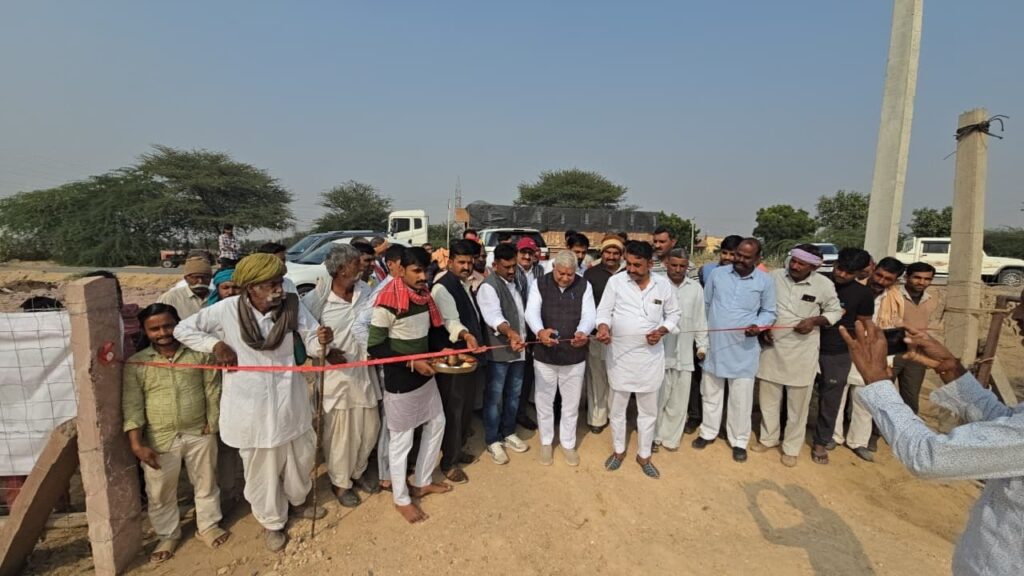 जोधासर में समर्थन मूल्य खरीद केंद्र का किया उद्घाटन!! आज ग्राम सेवा सहकारी समिति (केवीएसएस) जोधासर में समर्थन मूल्य पर मूंगफली खरीद केंद्र का शुभारंभ किया। इस अवसर पर सोसायटी अध्यक्ष भागीरथ सिंह, सोसायटी व्यवस्थापक कल्याण सिंह, मैनेजर भीख सिंह, सुरेंद्र स्वामी, भागीरथ सिंह, महेश राजोतिया, मल्लू नाथ, जेठनाथ सहित सैकड़ों किसान एवं ग्रामवासी उपस्थित रहे। किसानों की सुविधा और पारदर्शी खरीद व्यवस्था सुनिश्चित करने हेतु यह केंद्र महत्वपूर्ण भूमिका निभाएगा।