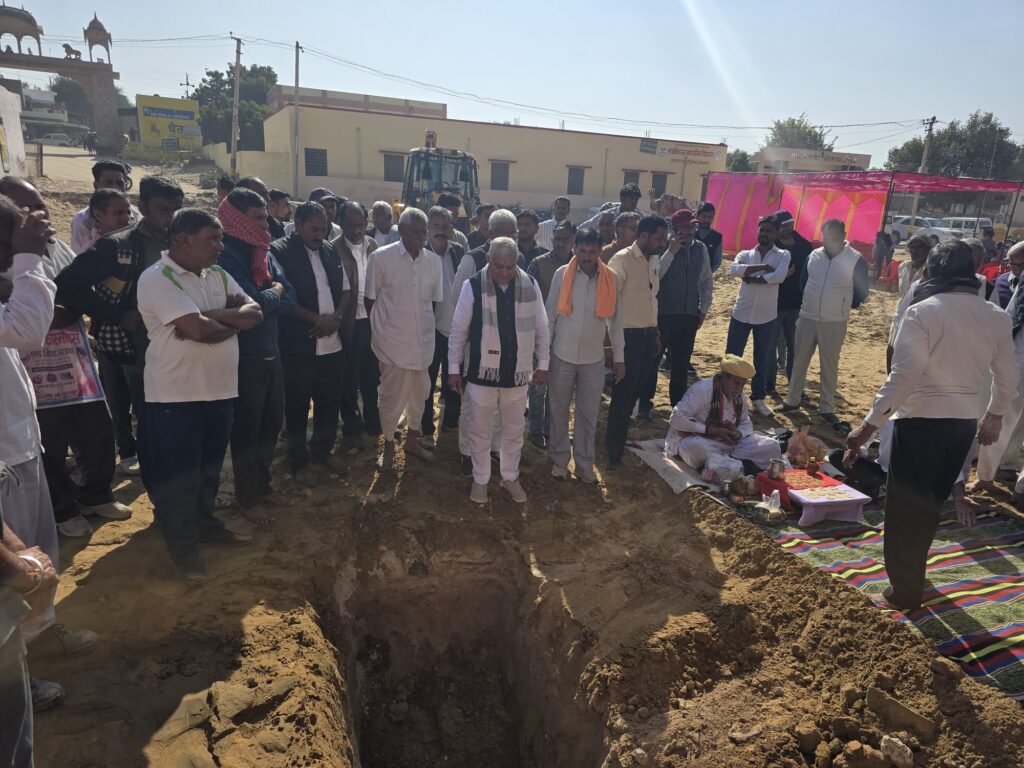 आडसर श्रीडूंगरगढ़ के आड़सर में 143 लाख रुपये की लागत से बनने वाले प्राथमिक स्वास्थ्य केंद्र का शिलान्यास किया। विधि‑विधान से पूजा कर भूमि पूजन किया। ग्रामीणों एवं प्रबुद्धजनों का दिल‑से आभार। मुख्यमंत्री भजनलाल शर्मा जी व चिकित्सा मंत्री गजेंद्र सिंह जी का धन्यवाद। विकास की इस नई पहल में आपका सहयोग हमेशा प्रेरणा रहेगा। #श्रीडूंगरगढ़ #आड़सर #स्वास्थ्य #विकास Bhajanlal Sharma Gajendra Singh Khimsar BJP Rajasthan CMO Rajasthan DIPR, Department of Information & Public Relations, Rajasthan