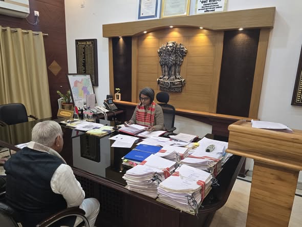 समर्थन मूल्य खरीद प्रक्रिया में सुधार हेतु कलेक्टर से मिलकर पत्र दिया और शिथिलता प्रदान करने का आग्रह किया जिस पर कलेक्टर ने त्वरित आदेश जारी किए आज जिला कलेक्टर बीकानेर श्रीमती नम्रता वृष्टि से भेंट कर समर्थन मूल्य पर मूंगफली एवं मूंग खरीद के दौरान पंजीयन और दस्तावेज़ सत्यापन में किसानों को आ रही समस्याओं से अवगत कराया। इस पर कलेक्टर ने तुरंत संज्ञान लेते हुए आवश्यक सुधार संबंधी आदेश जारी किए। विभागीय नियमों के अनुसार किसानों के पंजीयन दस्तावेज, पानी की पर्ची, बिजली बिल एवं सोलर कनेक्शन का भौतिक सत्यापन अनिवार्य है, लेकिन व्यावहारिक स्तर पर किसानों को कई अनावश्यक बाधाओं का सामना करना पड़ रहा है उनको दूर करने के लिए मुख्य बिंदु, जिनको कलेक्टर के सामने रखने पर कलेक्टर महोदया ने त्वरित आदेश जारी किए— परिवार के नाम पर बिजली बिल: यदि भूमि मालिक/टोकनधारी किसान के खेत का बिजली बिल पिता, माता, दादा, दादी, भाई या पत्नी के नाम पर हो, तो दस्तावेज़ स्वीकार कर किसान का माल खरीदा जाए। नया खेत खरीदने के मामले: यदि किसान ने नया खेत खरीदा है और बिजली बिल पुराने मालिक के नाम हो या नाम परिवर्तन की प्रक्रिया चल रही हो, तो विद्युत विभाग की नाम परिवर्तन रसीद/रजिस्ट्री की कॉपी को वैध दस्तावेज मानकर टोकन स्वीकार किया जाए। इन सुधारों से वास्तविक काश्तकारों को समर्थन मूल्य पर अपनी उपज बेचने में बड़ी राहत मिलेगी और प्रशासनिक परेशानियां भी कम होंगी। कलेक्टर द्वारा तुरंत आदेश जारी करने पर क्षेत्र के किसानों में संतोष देखा गया।