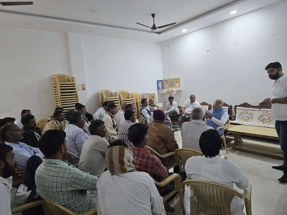 विधायक सेवा केंद्र पर जनसुनवाई — कई समस्याओं का मौके पर समाधान!! आज विधायक सेवा केंद्र पर आयोजित जनसुनवाई में क्षेत्र के विभिन्न गांवों से आए नागरिकों की समस्याएं सुनीं। जनसुनवाई में पेयजल, बिजली, सड़क, चिकित्सा, राजस्व, सामाजिक सुरक्षा योजनाओं सहित कई मुद्दों पर ग्रामीणों ने अपनी बात रखी। आज उपनी, गुंसाईसर बड़ा, लोढेरा, बरजांगसर, डेलवा, मोमासर, आडसर, उदरासर, जाखासर व श्रीडूंगरगढ़ कस्बे के लोगों से व्यक्तिगत संवाद कर समस्याओं का अपडेट लिया और उनका त्वरित समाधान करवाया। आमजन की समस्याओं का त्वरित निस्तारण मेरी प्राथमिकता है। विधायक सेवा केंद्र सदैव जनता के लिए खुला है।
