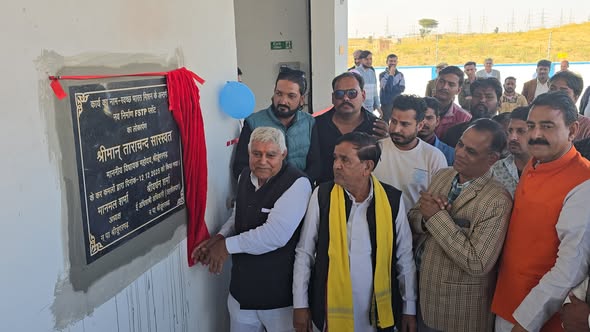 12.50 करोड़ रुपए की लागत से निर्मित FSTP (फिकल स्लज ट्रीटमेंट प्लांट) का किया लोकार्पण* श्रीडूंगरगढ़ में स्वच्छता एवं पर्यावरण संरक्षण की दिशा में एक महत्वपूर्ण कदम उठाते हुए आज FSTP (फिकल स्लज ट्रीटमेंट प्लांट - मल कीचड़ उपचार संयंत्र) का लोकार्पण कर उद्घाटन किया। आधुनिक तकनीक से निर्मित यह संयंत्र क्षेत्र की स्वच्छता व्यवस्था को मजबूत करेगा और मल कीचड़ निस्तारण की समस्या का स्थाई समाधान प्रदान करेगा। लगभग 12.50 करोड़ रुपये से अधिक की लागत से बने इस अत्याधुनिक संयंत्र से क्षेत्र में ठोस अपशिष्ट एवं मल कीचड़ प्रबंधन एवं व्यवस्थित निस्तारण होगा । यह परियोजना स्वच्छता के मानकों को नई दिशा देगी और क्षेत्र की जनस्वास्थ्य व्यवस्था को मजबूत करेगी। इस दौरान उपस्थित प्रशासनिक अधिकारी,जनप्रतिनिधि, कर्मचारी एवं नागरिकगण उपस्थित रहे | #श्रीडूंगरगढ़ CMO Rajasthan DIPR, Department of Information & Public Relations, Rajasthan
