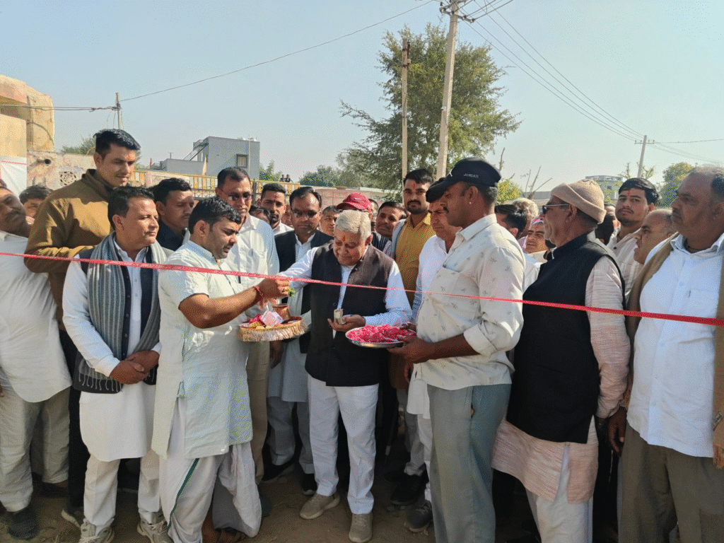 समर्थन मूल्य पर मूंगफली खरीद हेतु ग्राम सेवा सहकारी समिति (केवीएसएस) लिखमादेसर के खरीद केंद्र का किया उद्घाटन!! आज समर्थन मूल्य पर मूंगफली खरीद के लिए ग्राम सेवा सहकारी समिति (केवीएसएस) लिखमादेसर में नए खरीद केंद्र का उद्घाटन किया। इस केंद्र के प्रारंभ होने से क्षेत्र के किसानों को सीधे लाभ मिलेगा तथा उनकी उपज उचित मूल्य पर सुरक्षित रूप से खरीदी जा सकेगी। इस अवसर पर जनप्रतिनिधि, विभाग के अधिकारी एवं बड़ी संख्या में किसान,भाजपा कार्यकर्ता उपस्थित रहे।