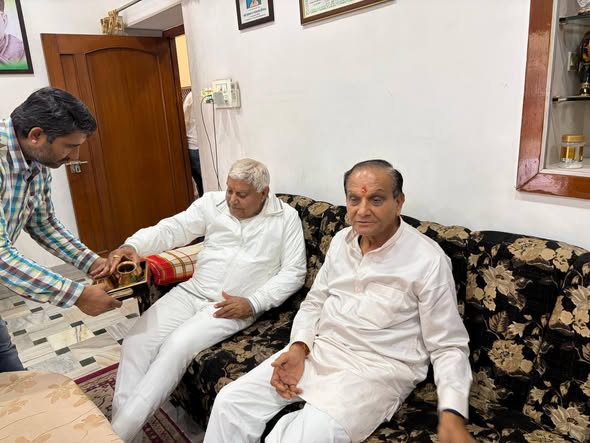 आज 📍जोधपुर में भाजपा के वरिष्ठ नेता, आदरणीय भाईसाहब श्री घनश्याम जी ओझा (पूर्व महापौर) व उनके परिवारजनों से शोक-संतप्त अवस्था में भेंट हुई। स्वर्गीय श्रीमती शांति देवी ओझा के आकस्मिक निधन पर भावभीनी श्रद्धांजलि अर्पित करते हुए उन्हें श्रद्धा सुमन समर्पित किए। ईश्वर से प्रार्थना है की दिवंगत आत्मा को अपने श्रीचरणों में स्थान दें एवं शोकाकुल परिवार को यह अपार दुःख सहन करने की शक्ति प्रदान करें। #जोधपुर