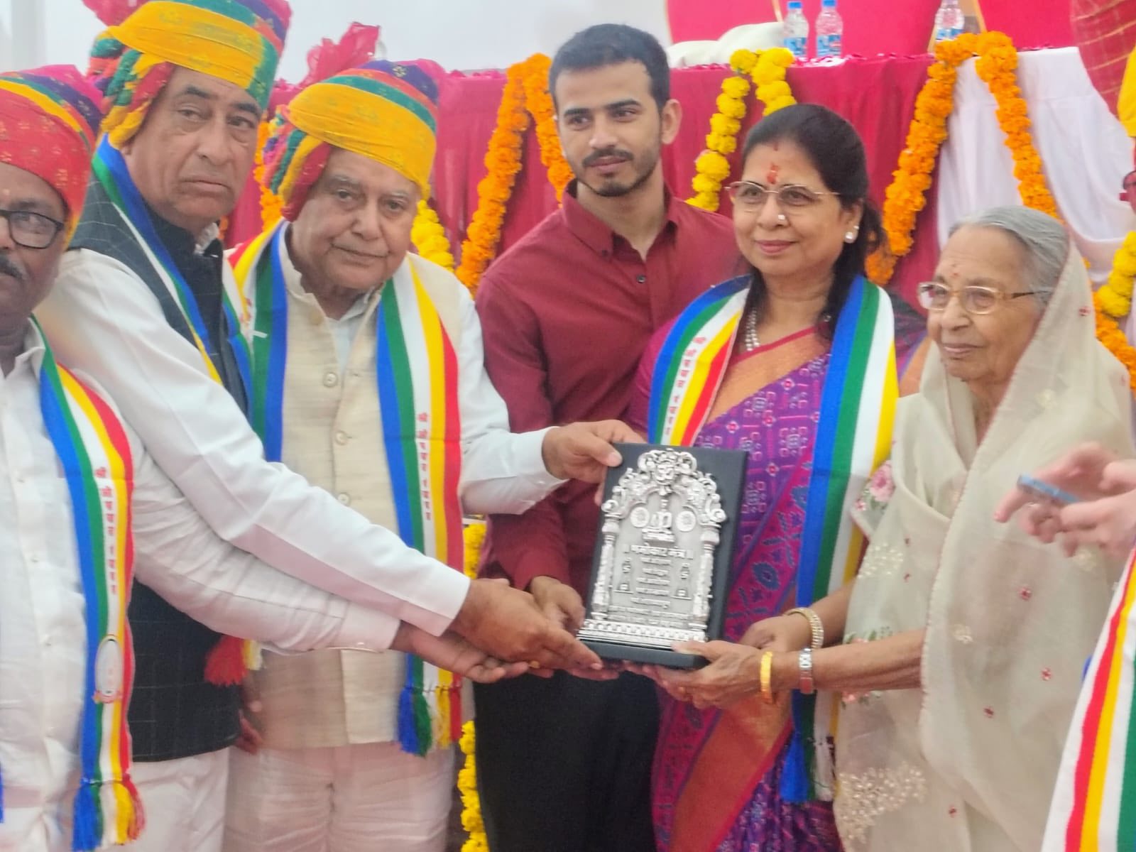 श्री ओसवाल पंचायत कालूबास, श्रीडूंगरगढ़ के जेपी हॉल के उद्घाटन समारोह में शामिल हुआ। इस अवसर पर विश्वकर्मा कौशल विकास बोर्ड के चेयरमैन रामगोपाल जी सुथार ,समाजसेवी श्री जतन जी पारख, श्री भीकमचंद जी पुगलिया, श्री पन्नालाल जी पुगलिया, श्री निर्मल जी डागा, श्री शांति लाल जी राखेचा,अध्यक्ष श्री विनोद भादानी, श्री कांति पुगलिया हनुमान जी श्यामसुखा सहित समाज के अनेक गणमान्य नागरिक उपस्थित रहे। नवीन जेपी हॉल समाज के सामाजिक, सांस्कृतिक एवं धार्मिक आयोजनों के लिए एक महत्वपूर्ण केंद्र बनेगा। आयोजन के लिए समस्त पदाधिकारियों एवं समाजबंधुओं का हार्दिक आभार। #श्रीडूंगरगढ़