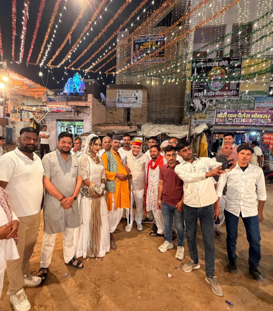 📍 मोमासर (श्रीडूंगरगढ़) मोमासर में होली चंग (गिन्दड़) के भव्य सांस्कृतिक कार्यक्रम में आयोजनकर्ताओं द्वारा मिलें स्नेह और सम्मान के लिए हार्दिक आभार | इस भव्य कार्यक्रम में सरपंच ,जनप्रतिनिधि, अधिकारीगण,कार्यकर्ताओं सहित स्नेहीज़न ग्रामवासियों से मिलकर हर्ष, उल्लास और रंगों से सजे इस पावन पर्व की शुभकामनाएँ दी । इस भव्य होली चंग कार्यक्रम में ख़ूबसूरत प्रस्तुति देने वाले सभी कलाकारों का हार्दिक साधुवाद एवं आभार । #मोमासर #होली_2026