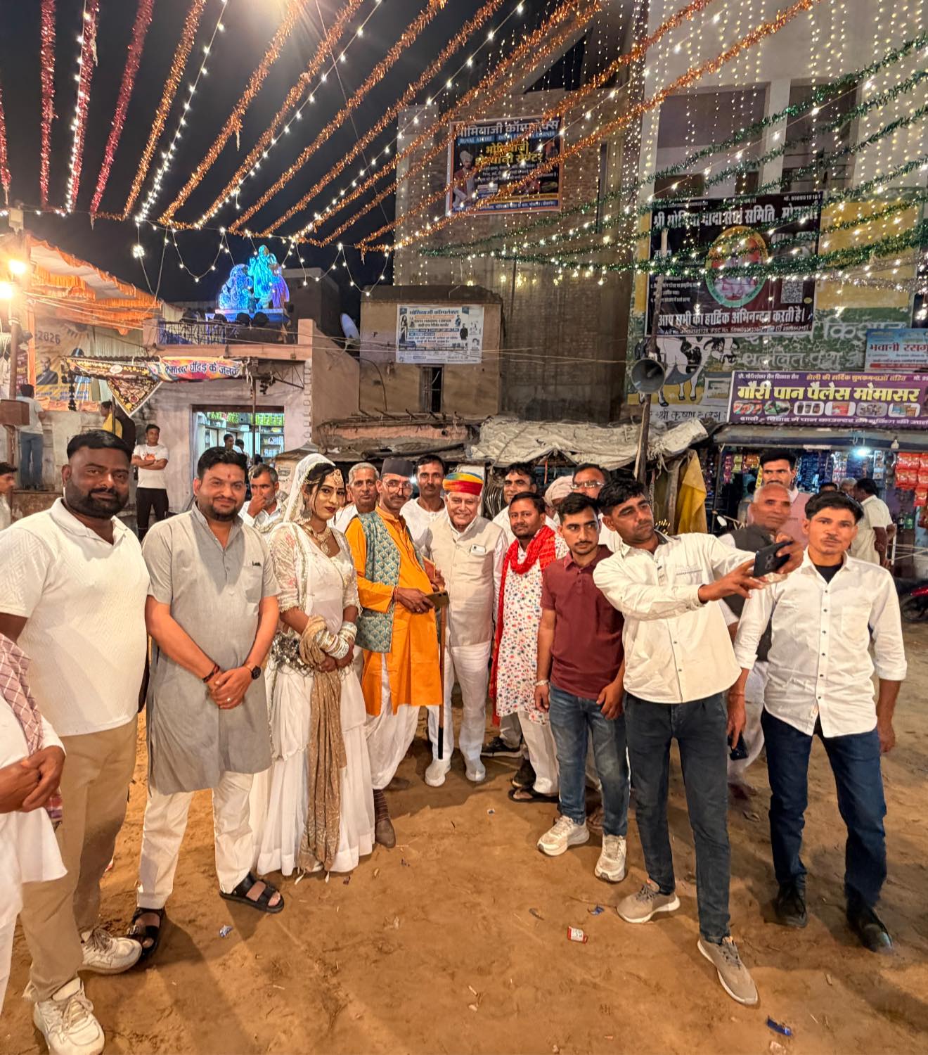 📍 मोमासर (श्रीडूंगरगढ़) मोमासर में होली चंग (गिन्दड़) के भव्य सांस्कृतिक कार्यक्रम में आयोजनकर्ताओं द्वारा मिलें स्नेह और सम्मान के लिए हार्दिक आभार | इस भव्य कार्यक्रम में सरपंच ,जनप्रतिनिधि, अधिकारीगण,कार्यकर्ताओं सहित स्नेहीज़न ग्रामवासियों से मिलकर हर्ष, उल्लास और रंगों से सजे इस पावन पर्व की शुभकामनाएँ दी । इस भव्य होली चंग कार्यक्रम में ख़ूबसूरत प्रस्तुति देने वाले सभी कलाकारों का हार्दिक साधुवाद एवं आभार । #मोमासर #होली_2026