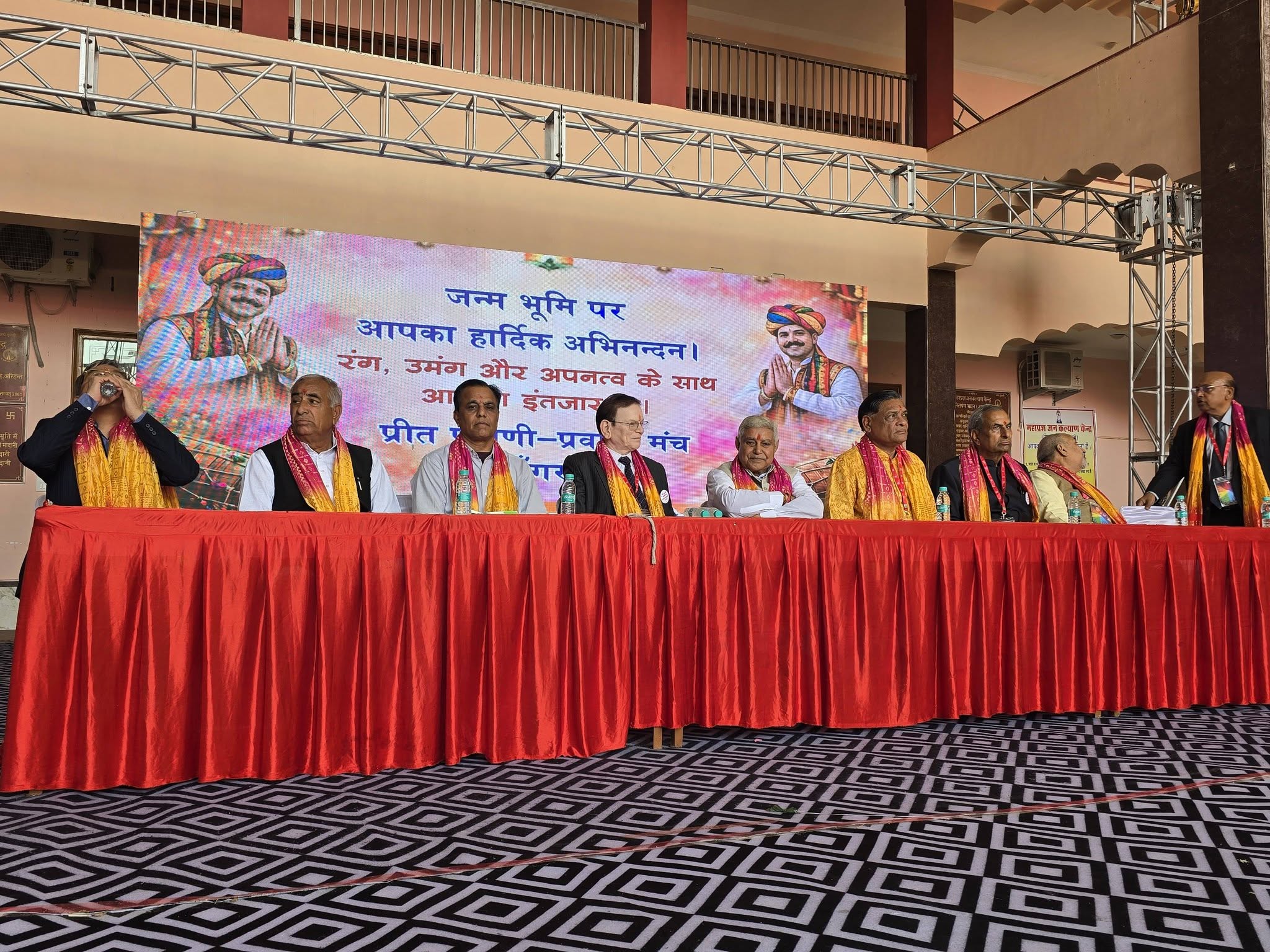 श्रीडूंगरगढ़ की पावन धरा पर प्रीत पुराणी प्रवासी मंच के होली स्नेह मिलन स्वागत कार्यक्रम में उपस्थित सभी प्रवासी बन्धुओं की उपस्थिति में मुख्य अतिथि के रूप में शामिल होने का शुभ अवसर प्राप्त हुआ | इस दौरान प्रीत पुराणी प्रवासी मंच के संयोजक जतनलाल जी पारख, सहसंयोजक पन्नालाल जी पुगलिया, भीकमचंद जी पुगलिया (कलकत्ता प्रवासी), भीकमचंद पुगलिया(जयपुर), जसराज जी मालू, (दिल्ली), राजेंद्र जी राखेचा( बैंगलोर), माणकचन्द जी डागा(सूरत) , सत्यवृत जी पुगलिया सहित राजस्थान विश्वकर्मा कौशल विकास बोर्ड के चेयरमैन रामगोपाल जी सुथार, तहसीलदार श्रीवर्धन जी शर्मा , सीओ निकेत जी पारीक सहित सामाजिक बंधु, प्रवासी बंधु , मातृशक्ति सहित उपस्थित गणमान्यजन का हार्दिक साधुवाद | कार्यक्रम में मिलें स्नेह और सम्मान के लिए जैन समाज बन्धुओं का हार्दिक आभार | #श्रीडूंगरगढ़ #होली_स्नेह_मिलन